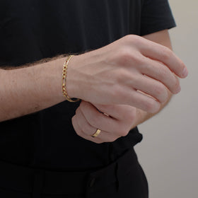 pulsera figaro de Oro 10K vista lateral — aretes finos para dama. RG Joyeros.
