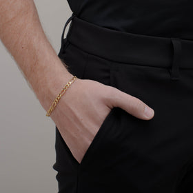 pulsera figaro de Oro 10K vista lateral — aretes finos para dama. RG Joyeros.
