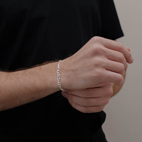pulsera figaro de Plata .925 vista lateral — aretes finos para dama. RG Joyeros.