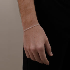 pulsera figaro de Plata .925 vista lateral — aretes finos para dama. RG Joyeros.