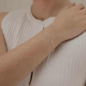 pulsera figaro de Plata .925 vista lateral — aretes finos para dama. RG Joyeros.