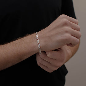pulsera de Plata .925 vista lateral — aretes finos para dama. RG Joyeros.