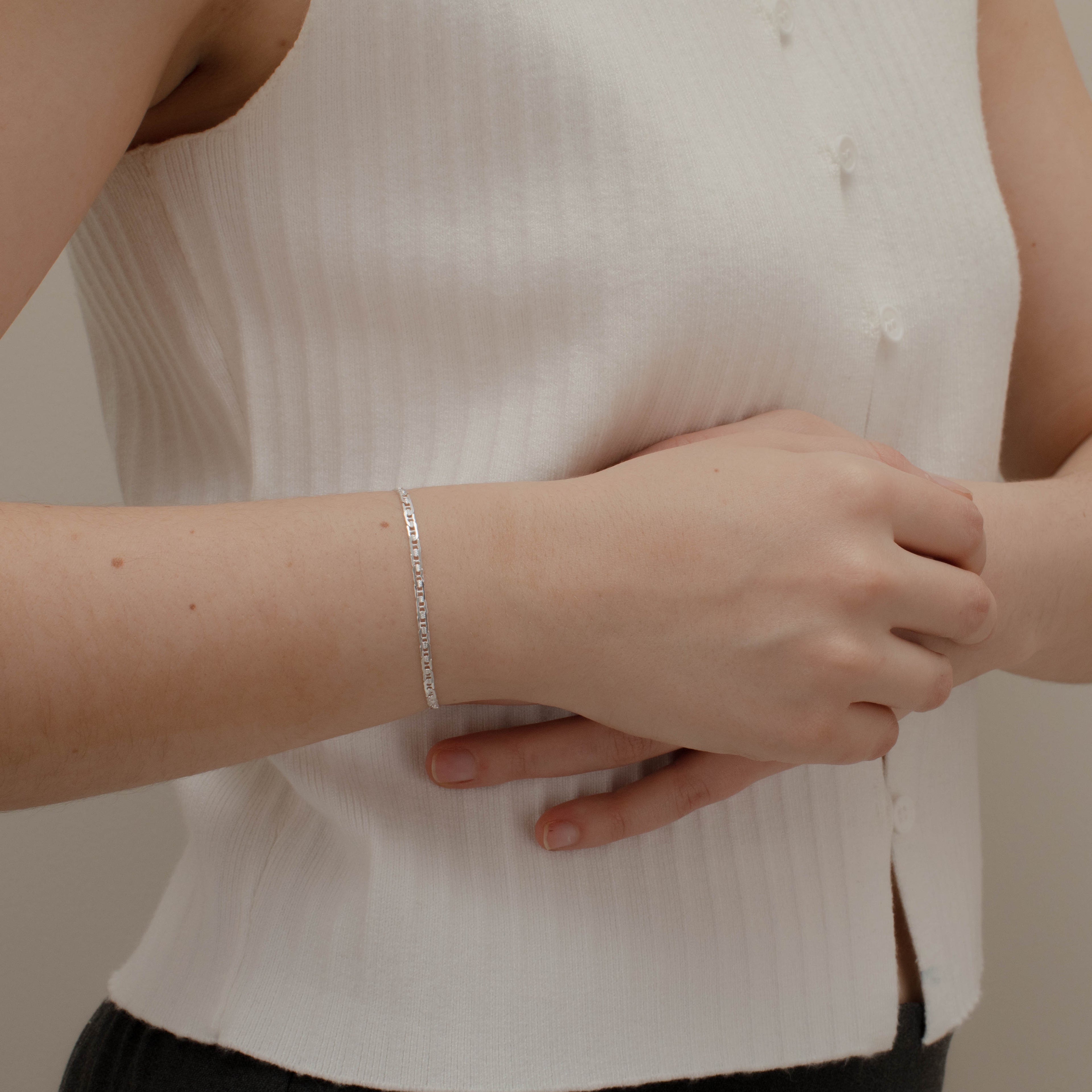 PULSO GUCHI ANCLA MARTILLADA 3MM PLATA .925