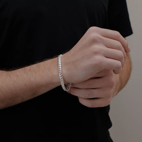 pulsera de Plata .925 vista lateral — aretes finos para dama. RG Joyeros.