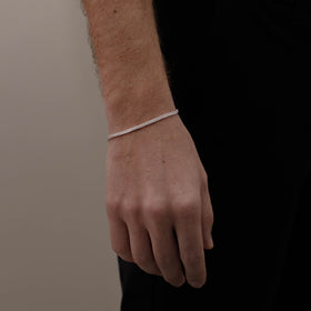 pulsera de Plata .925 vista lateral — aretes finos para dama. RG Joyeros.