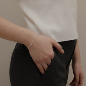 pulsera de Plata .925 vista lateral — aretes finos para dama. RG Joyeros.
