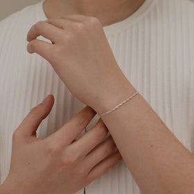 pulsera de Plata .925 vista lateral — aretes finos para dama. RG Joyeros.