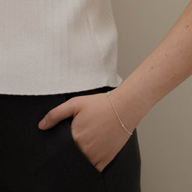pulsera de Plata .925 vista lateral — aretes finos para dama. RG Joyeros.