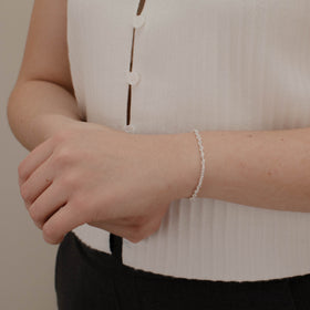 pulsera de Plata .925 vista lateral — aretes finos para dama. RG Joyeros.