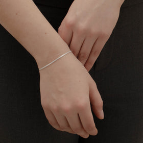 pulsera de Plata .925 vista lateral — aretes finos para dama. RG Joyeros.