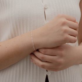 pulsera figaro de Plata .925 vista lateral — aretes finos para dama. RG Joyeros.