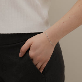 pulsera figaro de Plata .925 vista lateral — aretes finos para dama. RG Joyeros.