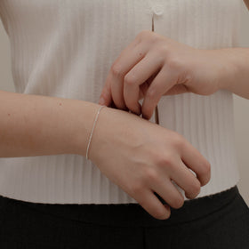 pulsera de Plata .925 vista lateral — aretes finos para dama. RG Joyeros.